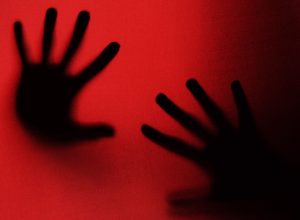 silhuetas-a-de-maos-aterrorizantes-no-estudio_0.jpg